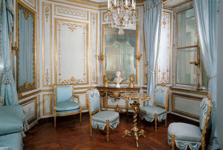 Appartement privé de Marie-Antoinette à Versailles : un décor feutré typiquement Louis XVI, avec boiseries peintes et mobilier raffiné.