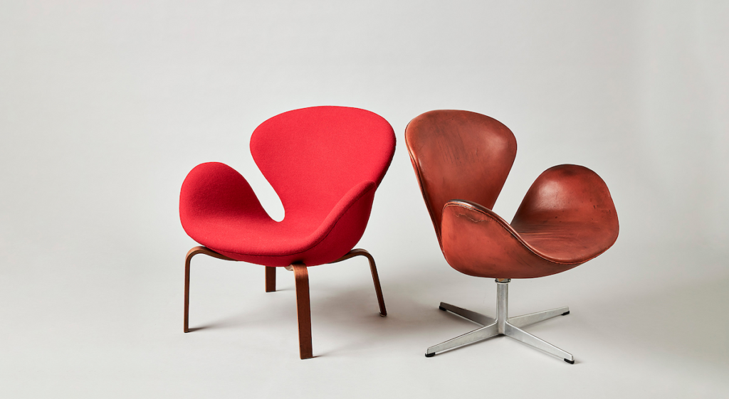 Image stylisée du Swan Chair par Arne Jacobsen en tissu rouge et cuir marron