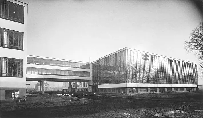 Glass facade of the Bauhaus Dessau building, emblematic example of 1920s functionalism