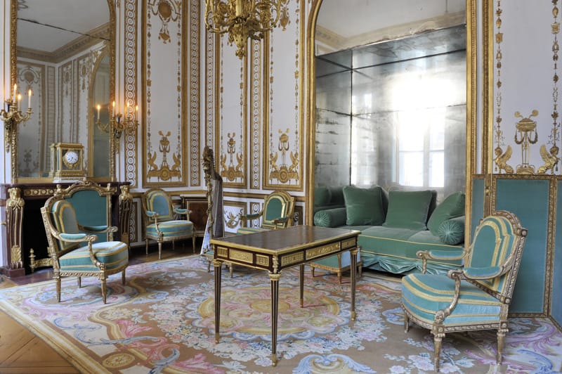Cabinet Doré de Marie-Antoinette au Petit Trianon, exemple raffiné du style Louis XVI avec boiseries sculptées et dorures.