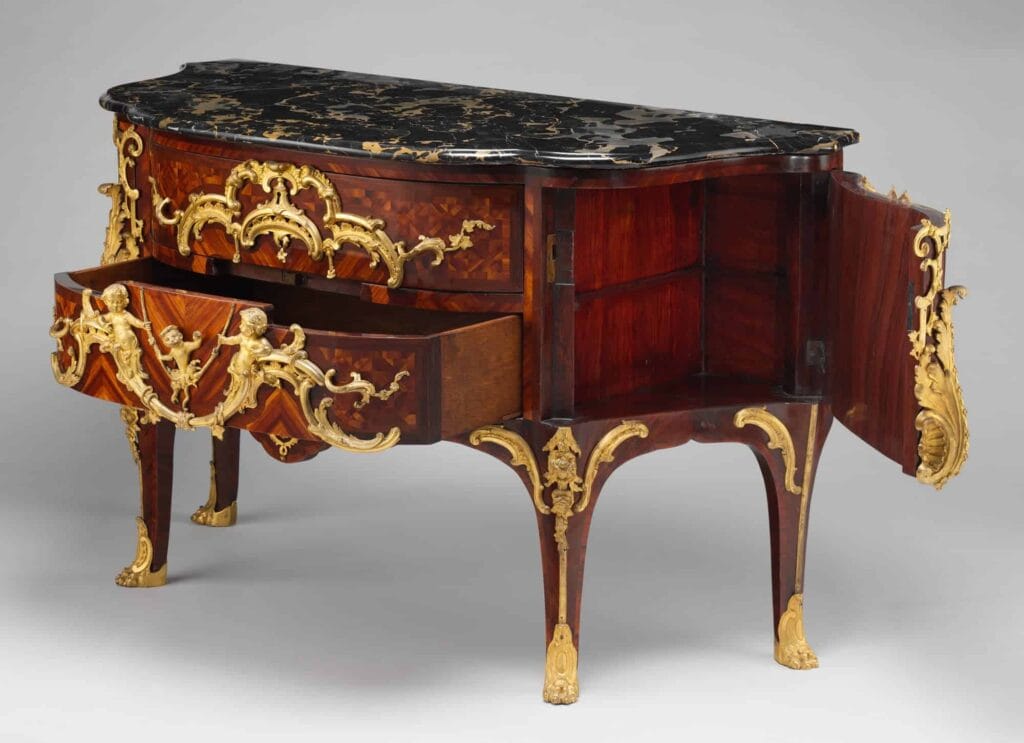Commode Louis XV en marqueterie avec putti en bronze doré et plateau en marbre noir