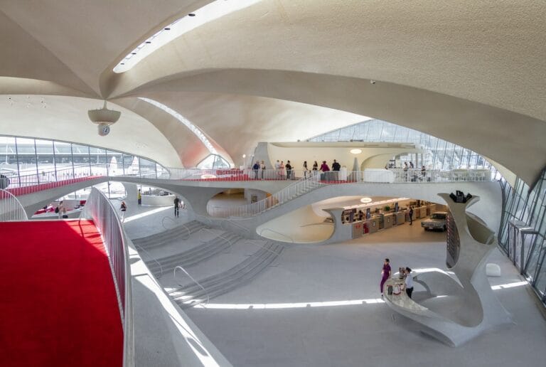 Le TWA Flight Center (JFK) déploie une coque en béton jet-age et des courbes intérieures spectaculaires.