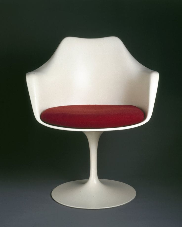 Eero Saarinen Tulip chairs in a modern interior, iconic design from the 1950s