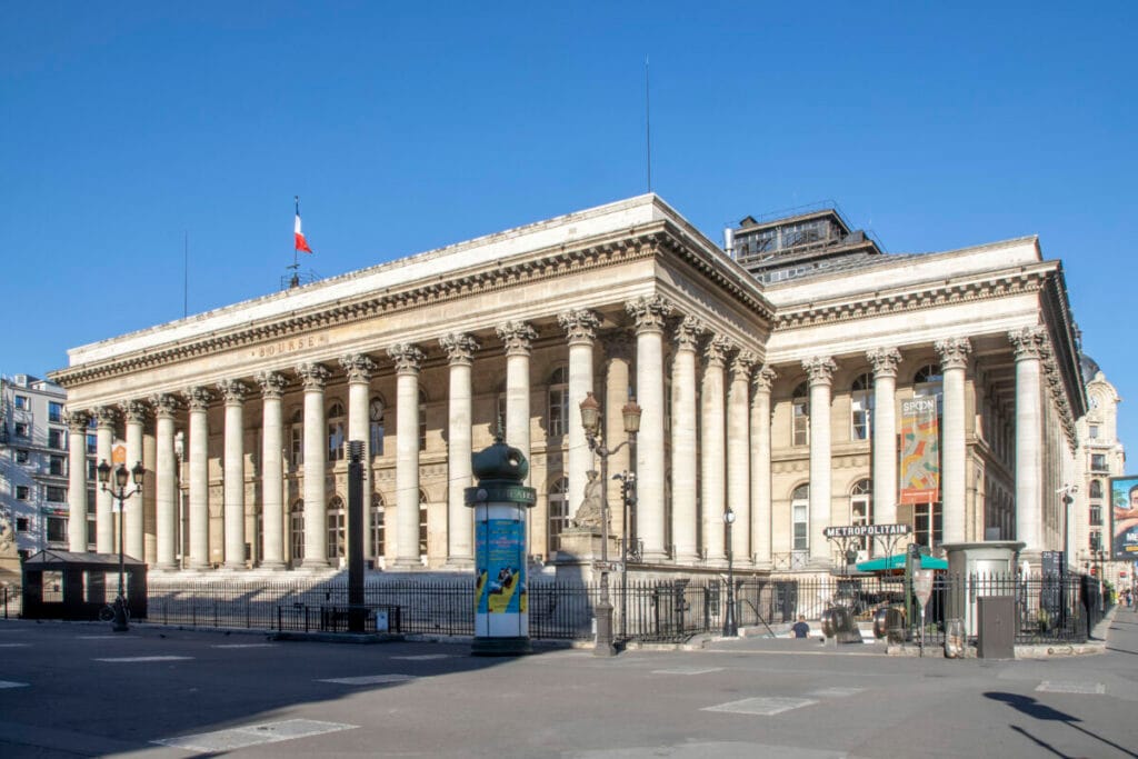 Façade monumentale du Palais Brongniart avec son péristyle corinthien.