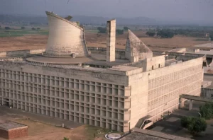 Bâtiment du Palais de l’Assemblée Chandigarh, béton, portique imposant.