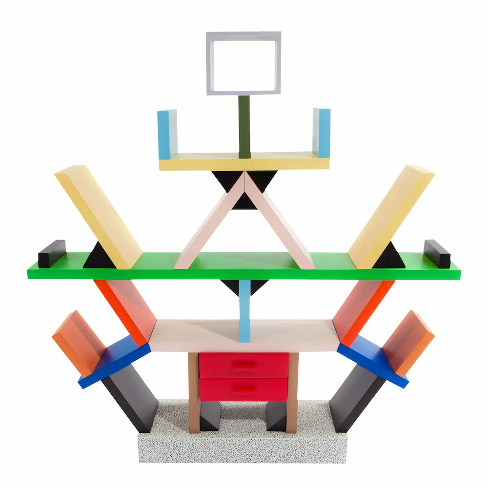 Bibliothèque Carlton (1981) de Sottsass — pièce emblématique du postmodernisme Memphis, colorée, sculpturale et fonctionnelle.