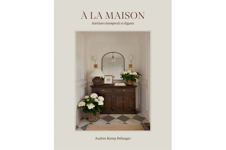 Couverture du livre À la maison – Intérieurs intemporels et élégants d’Audrée Kemp Bélanger, présentant un vestibule raffiné signé AKB Design, entre classicisme et douceur contemporaine.