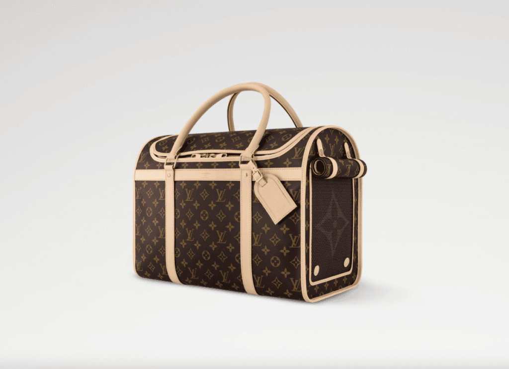 Sac de transport pour chien Louis Vuitton en toile monogrammée avec anses et finitions en cuir naturel, conçu pour le voyage haut de gamme avec animal de compagnie.