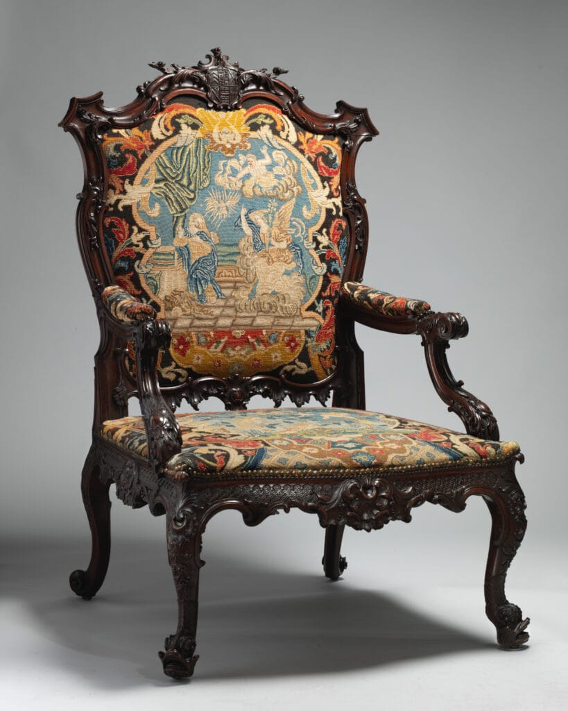 Fauteuil anglais de style Chippendale, vers 1755, sculpture rococo, dossier et accotoirs richement travaillés, mobilier britannique du XVIIIe siècle.