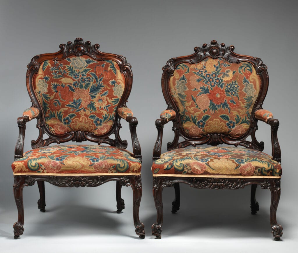 Paire de fauteuils anglais de style Chippendale vers 1765, bois sculpté et garniture textile, mobilier britannique du XVIIIe siècle