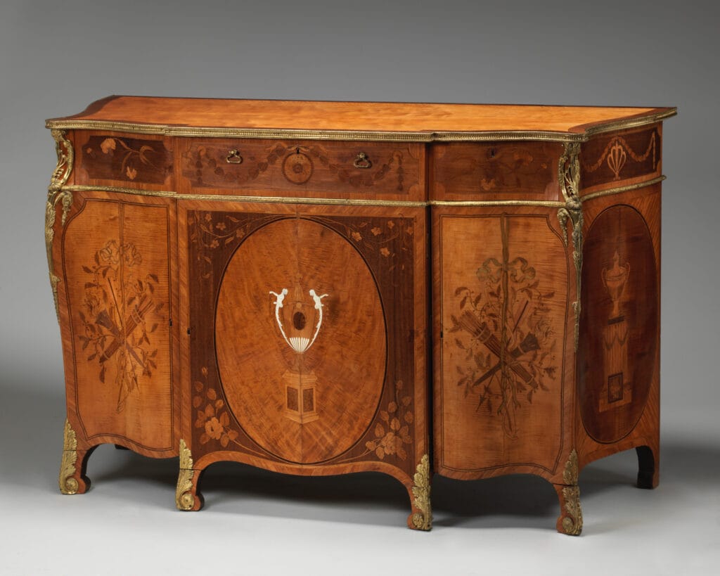 Commode britannique de style Chippendale, vers 1771–1773, en placage de bois précieux avec marqueterie architecturée et bronzes dorés, mobilier anglais du XVIIIe siècle.