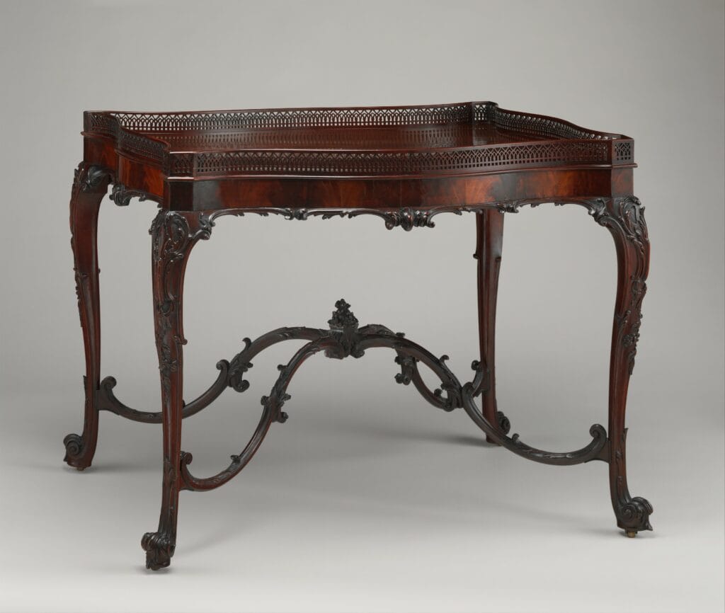 Table chinoise de style Chippendale en acajou, Angleterre, vers 1755, pieds galbés et entretoise sculptée d’inspiration chinoise, attribuée à Thomas Chippendale.