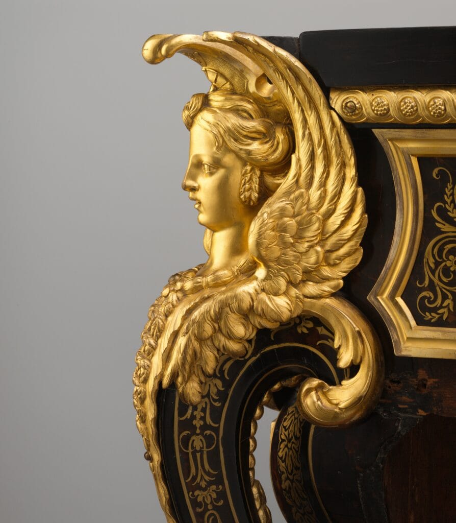 Détail de commode Boulle en bronze doré et marqueterie, œuvre d’André-Charles Boulle, style Louis XIV, début XVIIIᵉ siècle, The Met Museum.