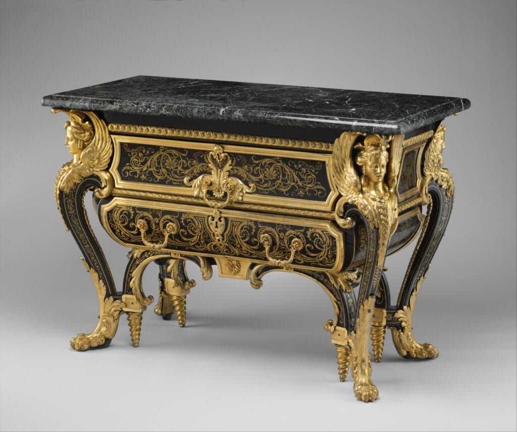 Commode Boulle Louis XIV en marqueterie de laiton et écaille avec bronzes dorés, André-Charles Boulle, vers 1710–1720, Metropolitan Museum of Art.