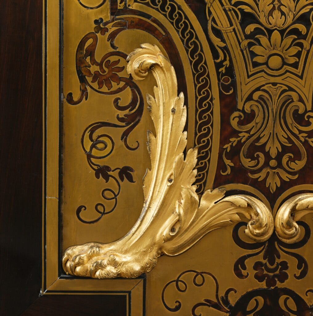 Détail de bronze doré sur cabinet en marqueterie Boulle par André-Charles Boulle, vers 1700 — Volute feuillagée et décor gravé, typiques du style Louis XIV. The Metropolitan Museum of Art, New York.