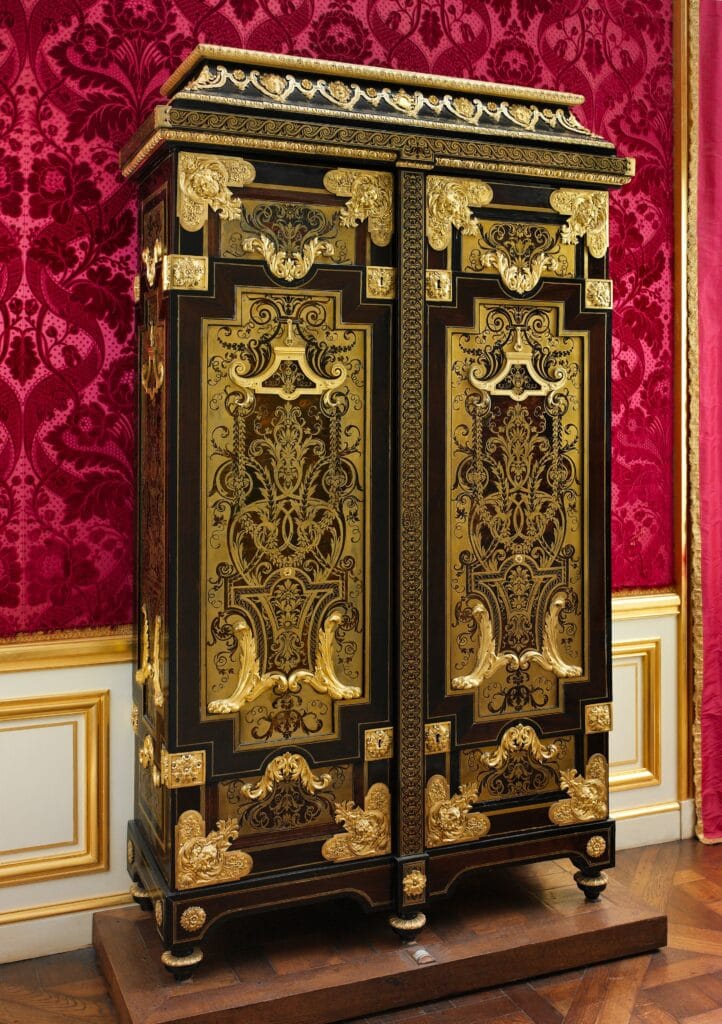 Cabinet Boulle Louis XIV en marqueterie de laiton et écaille avec bronzes dorés, André-Charles Boulle, vers 1700, Metropolitan Museum of Art.