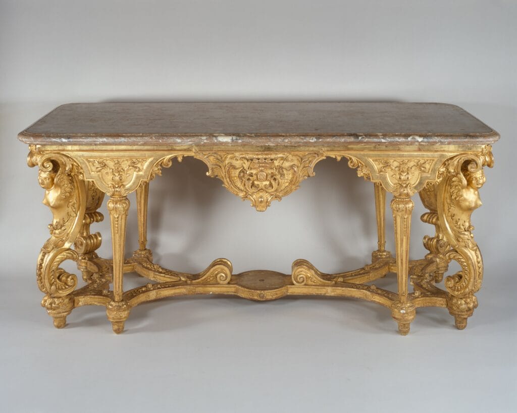 Table console Louis XIV en bois sculpté et doré avec plateau de marbre, fin XVIIe siècle, mobilier français d’apparat.
