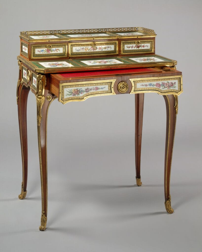 Bonheur du jour de style Transition vers 1769 attribué à Martin Carlin, secrétaire féminin du XVIIIe siècle avec plaques de porcelaine de Sèvres