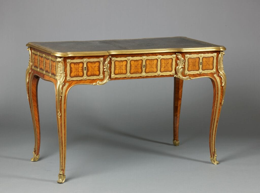 Table à écrire de style Transition française vers 1760 par Joseph Baumhauer, mobilier du XVIIIe siècle entre Louis XV et Louis XVI