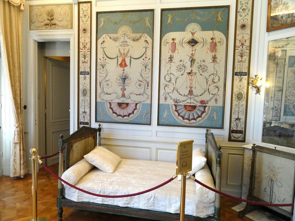 Chambre de Denis Diderot, décorée à la fin du XVIIIᵉ siècle, illustrant l'esthétique Directoire : lignes sobres, inspiration antique, palette claire et motifs symboliques issus de l'Antiquité.