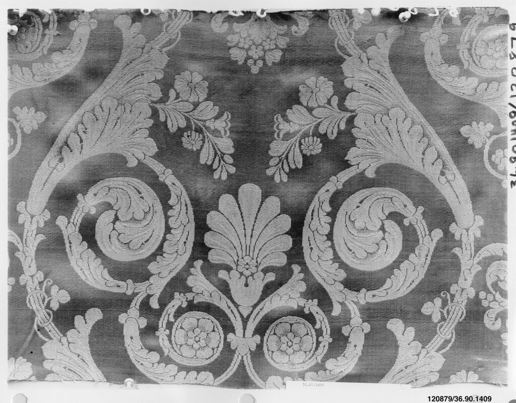 Fragment de tissu d’ameublement français du XIXᵉ siècle, motif feuillagé symétrique et ornementation textile typique du style Louis-Philippe.