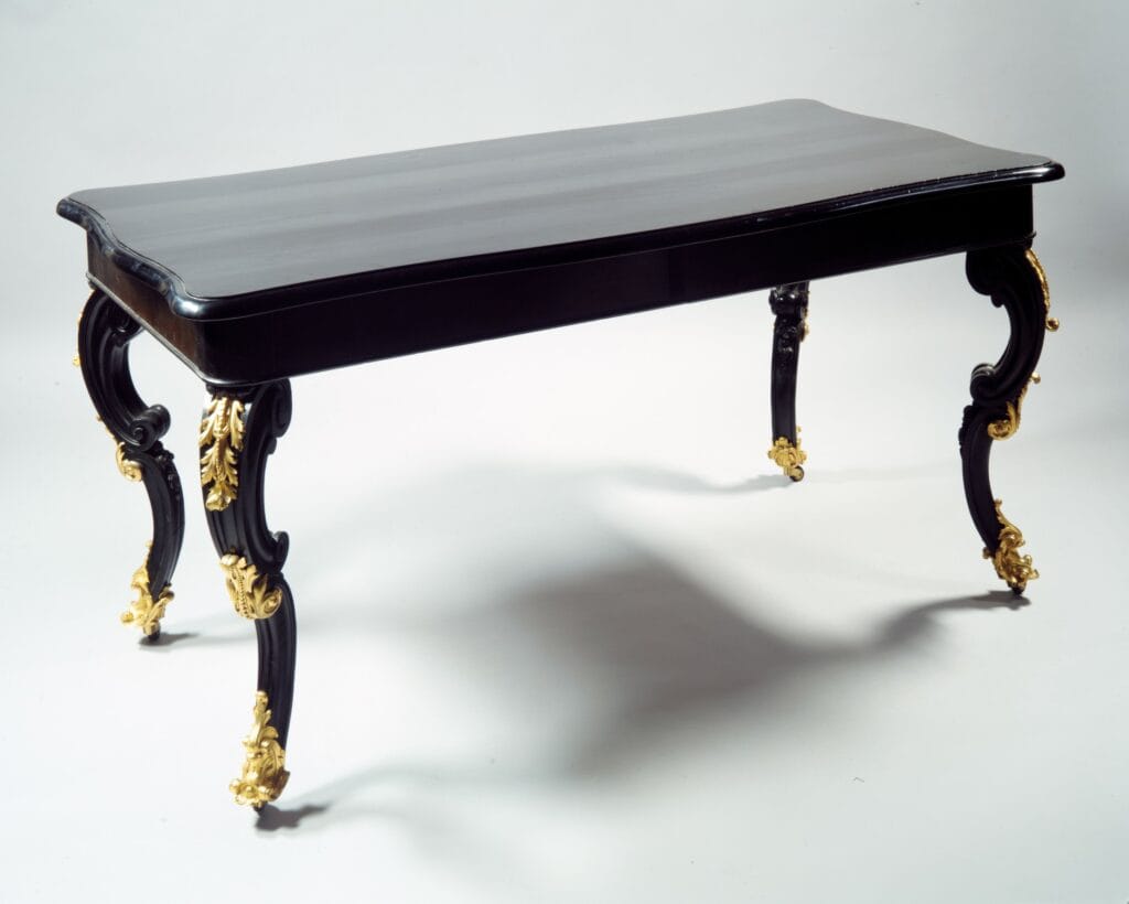 Table française en bois du milieu du XIXᵉ siècle, lignes sobres et pieds galbés, mobilier caractéristique du style Louis-Philippe.
