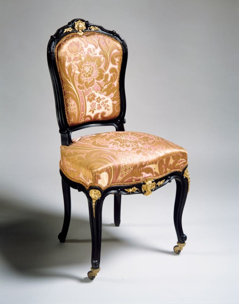 Chaise française en bois du milieu du XIXᵉ siècle, pieds galbés et ornements discrets, mobilier caractéristique du style Louis-Philippe