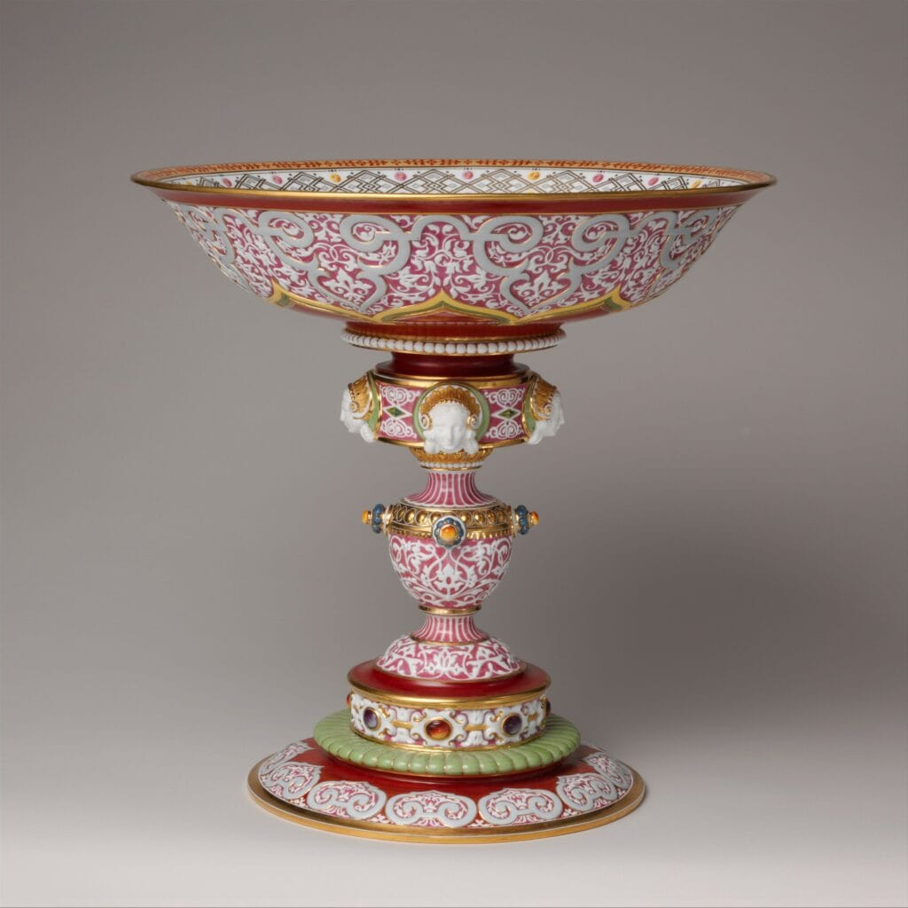 Coupe en porcelaine sur pied du XIXᵉ siècle, décor polychrome ornemental et formes néoclassiques, objet décoratif du style Louis-Philippe.