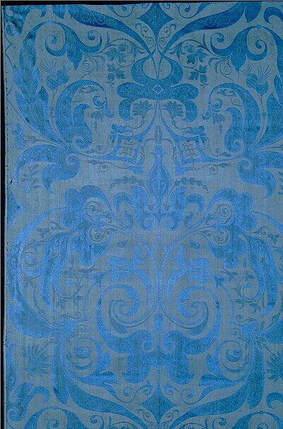 Soierie d’ameublement française des années 1830, tissée en soie, décor arabesque symétrique typique du style Louis-Philippe