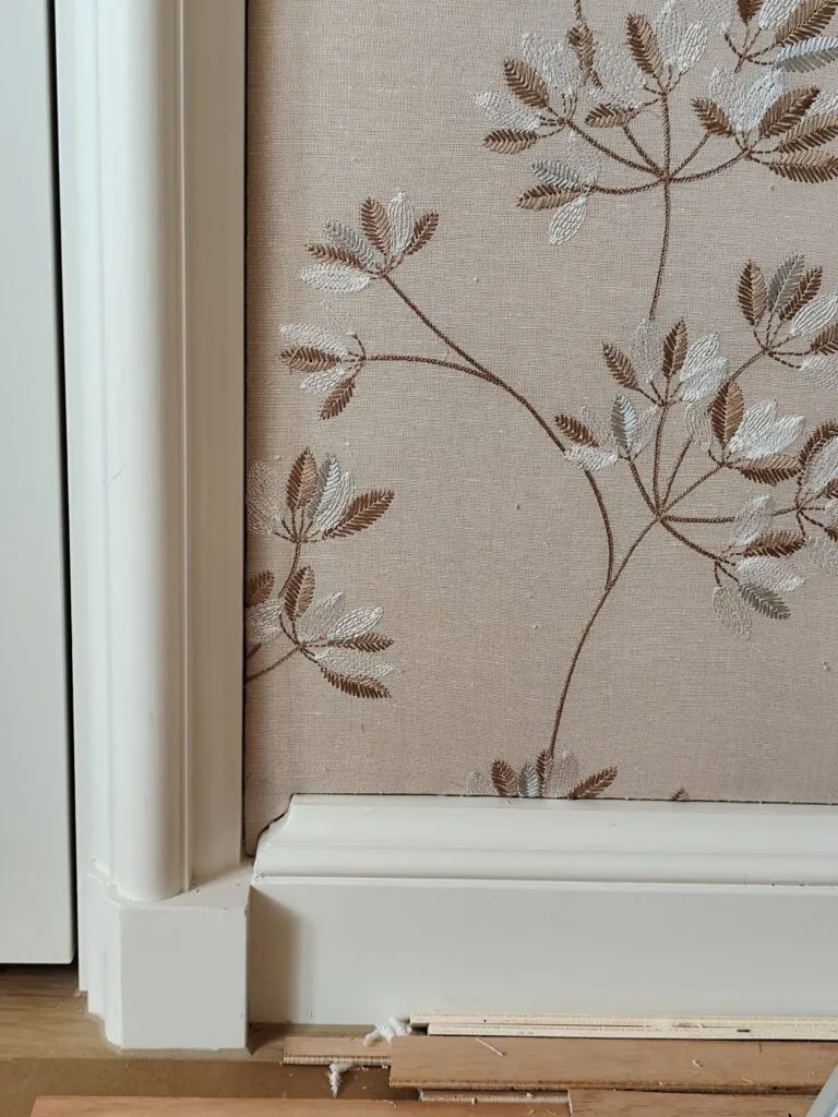 Mur avec cheminée en tenture murale couvert de lin brodé