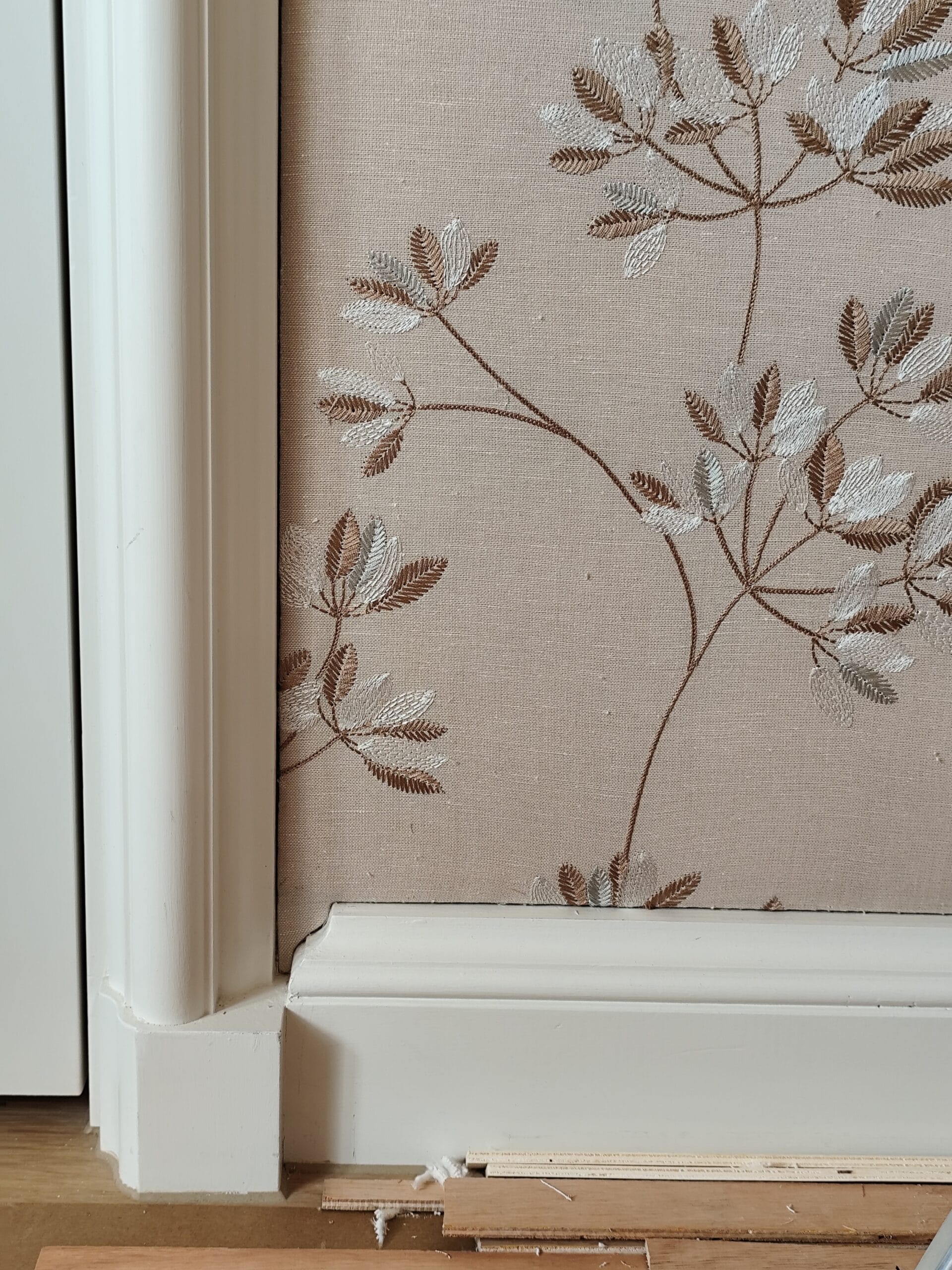 Mur avec cheminée en tenture murale couvert de lin brodé