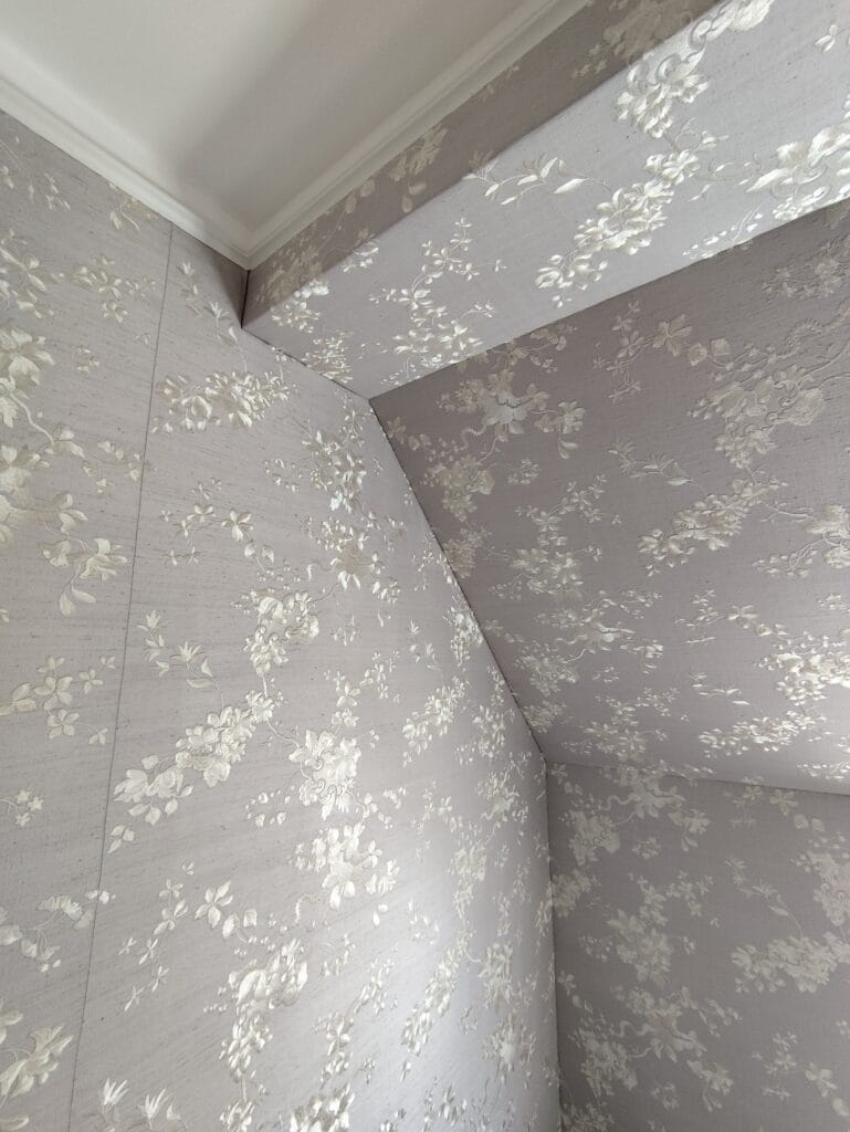 Murs en tenture murale finition moderne avec soir brodée