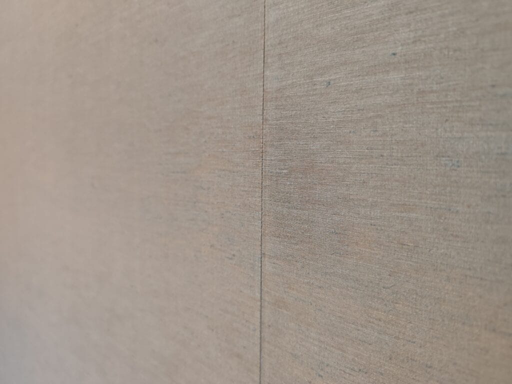 Raccord cousue sur le tissu d'une tenture murale